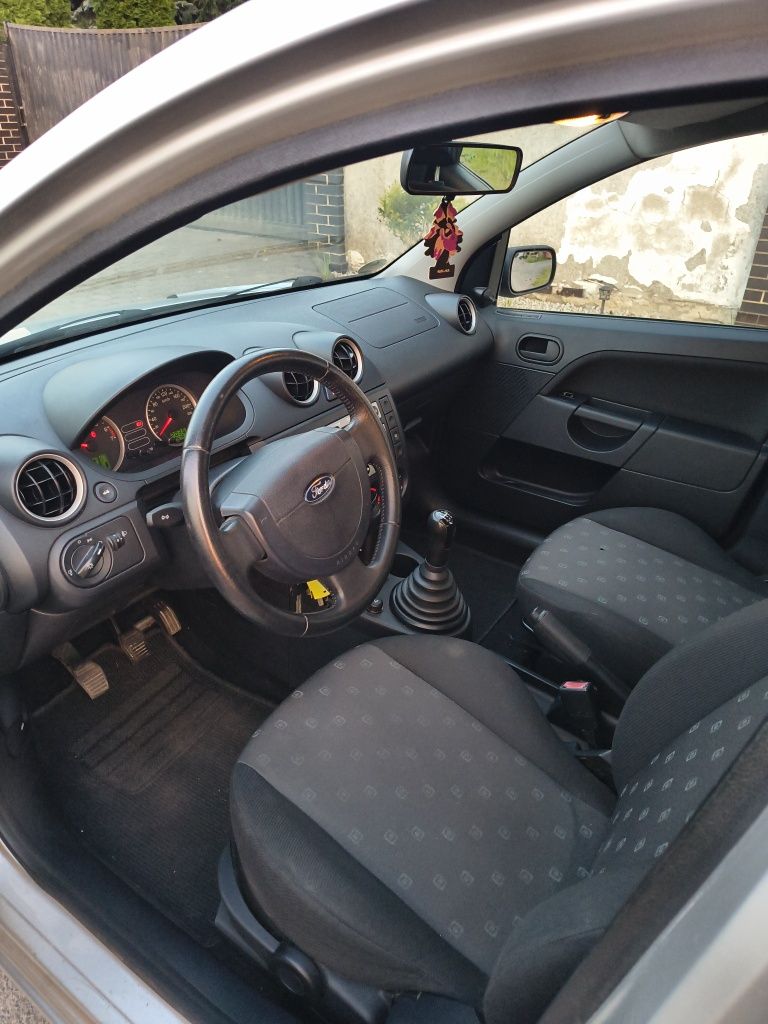 Ford Fiesta 1.3b z Niemiec idealny stan . Bez rdzy !!!