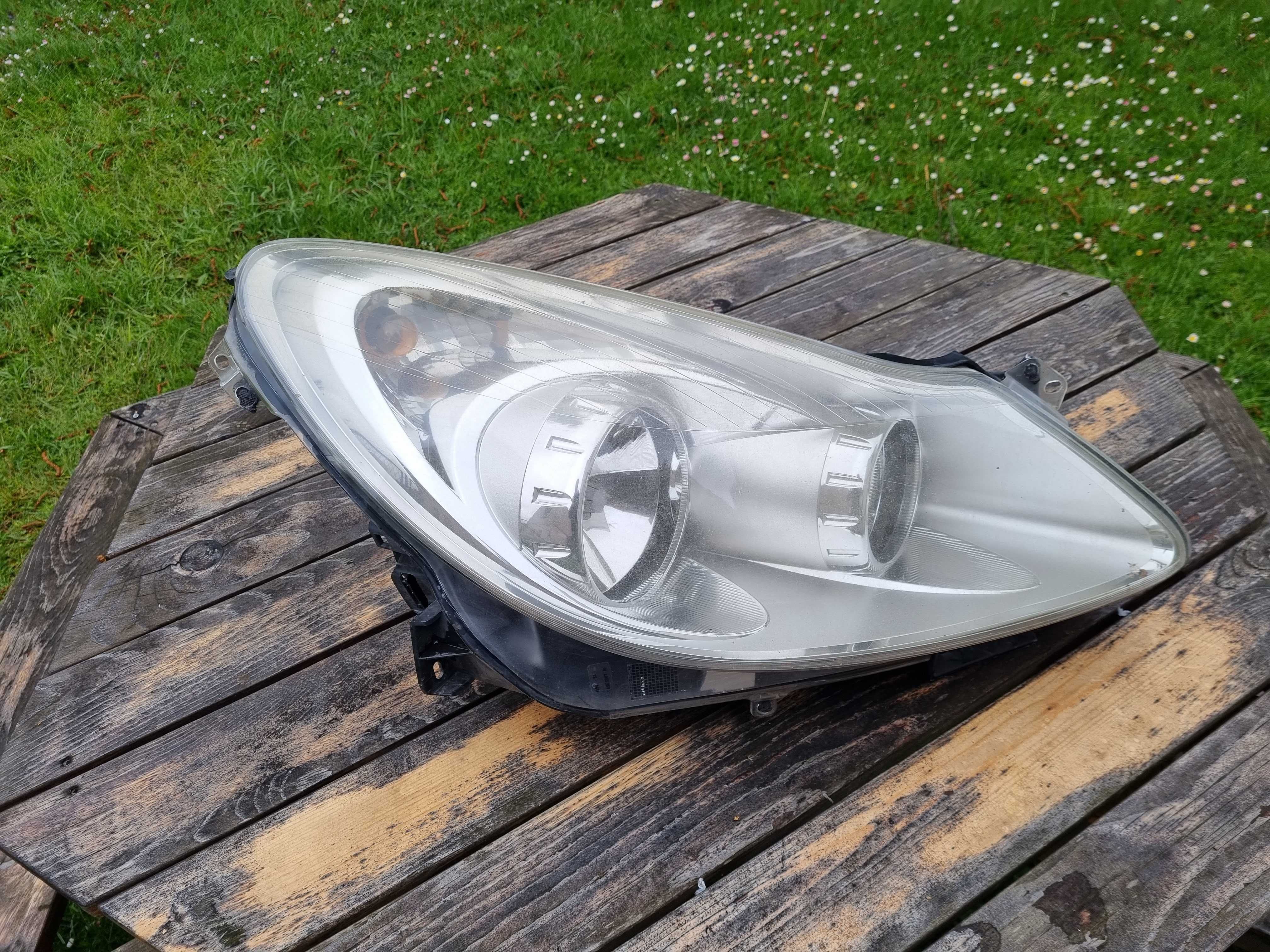 OPEL CORSA D przed LIFT (06-11)- LAMPA przednia przód PRAWA oryginał