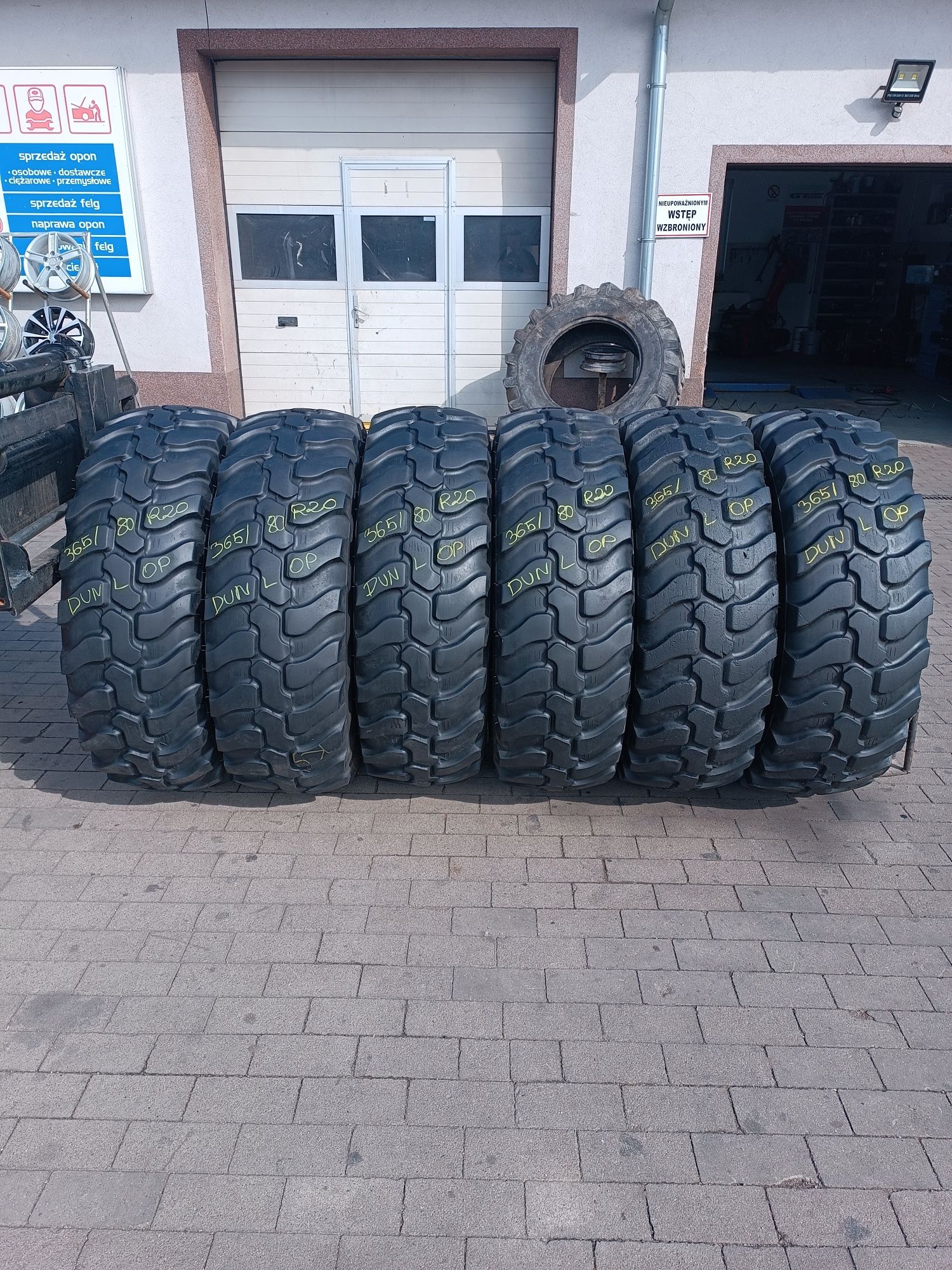 365/80R20 Dunlop SP T9 14.5R20 JEDNA SZTUKA