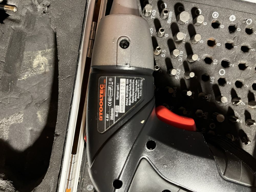 wkrętarka TOOLTEC 4,8 V plus walizka z bitami