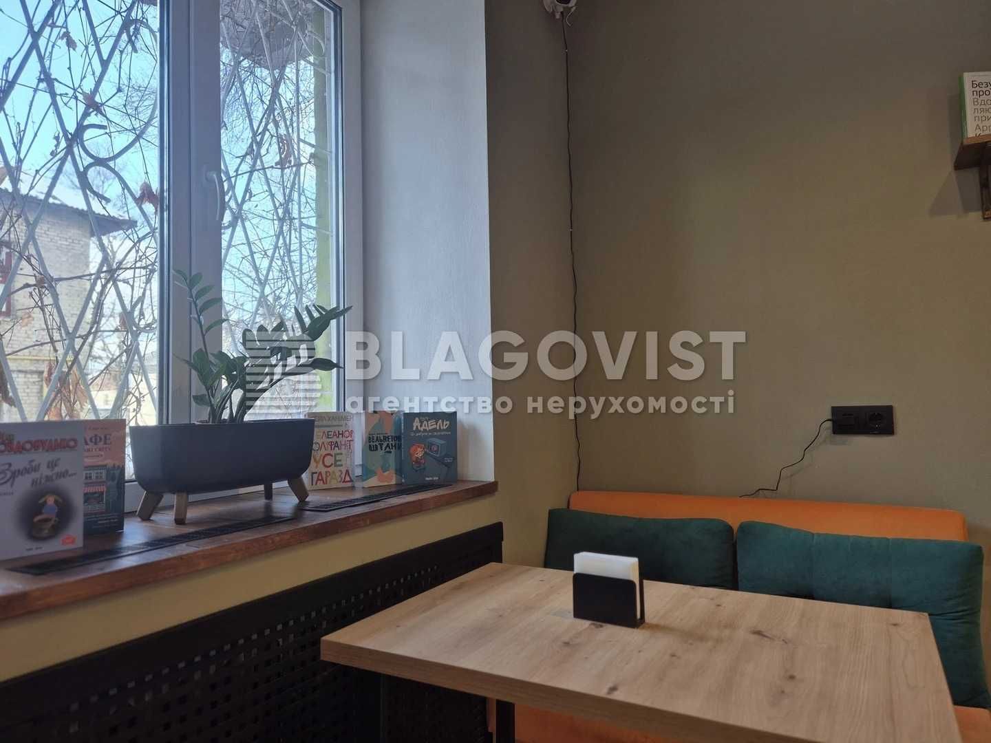 Продаж приміщення під кафе, кав"ярню, 42м. Фасадна сталінка, М.Дарниця