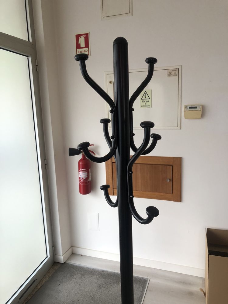 Cabide de ferro preto matizado