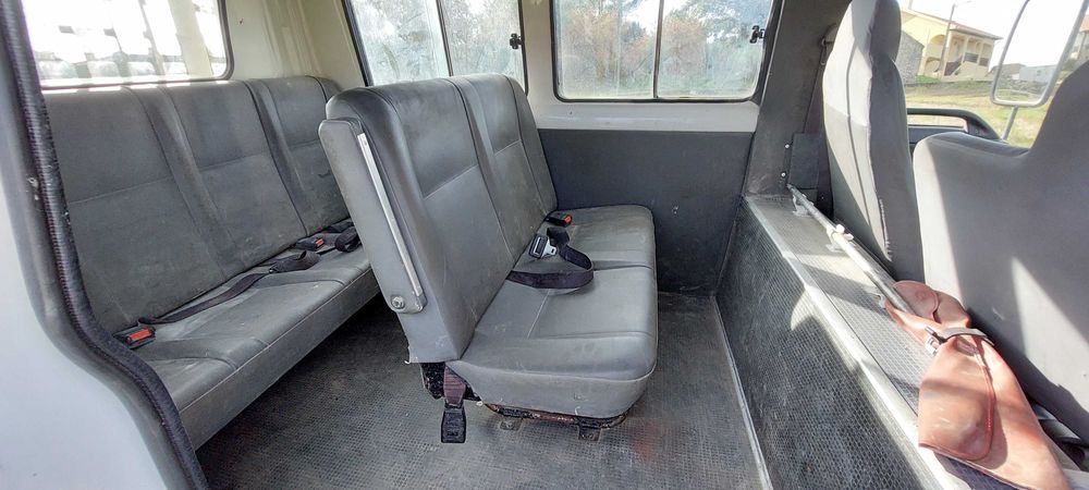 ISUZU NKR 3.0 de Cabine tripla, 9 lugares