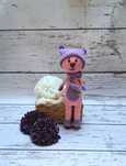 Kot w czapce szydełkowy amigurumi otulony szalikiem