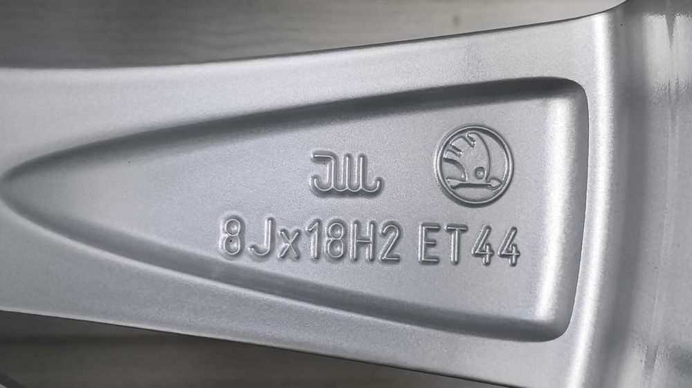 Felgi aluminiowe Skoda Superb IV III Scout Vw 18" 5x112 Et44 (GD1257)