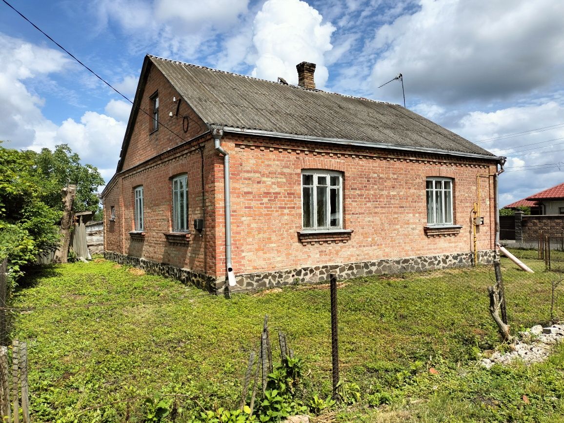 Продається будинок з земельною ділянкою у с.Милуші, 5км до центру міст