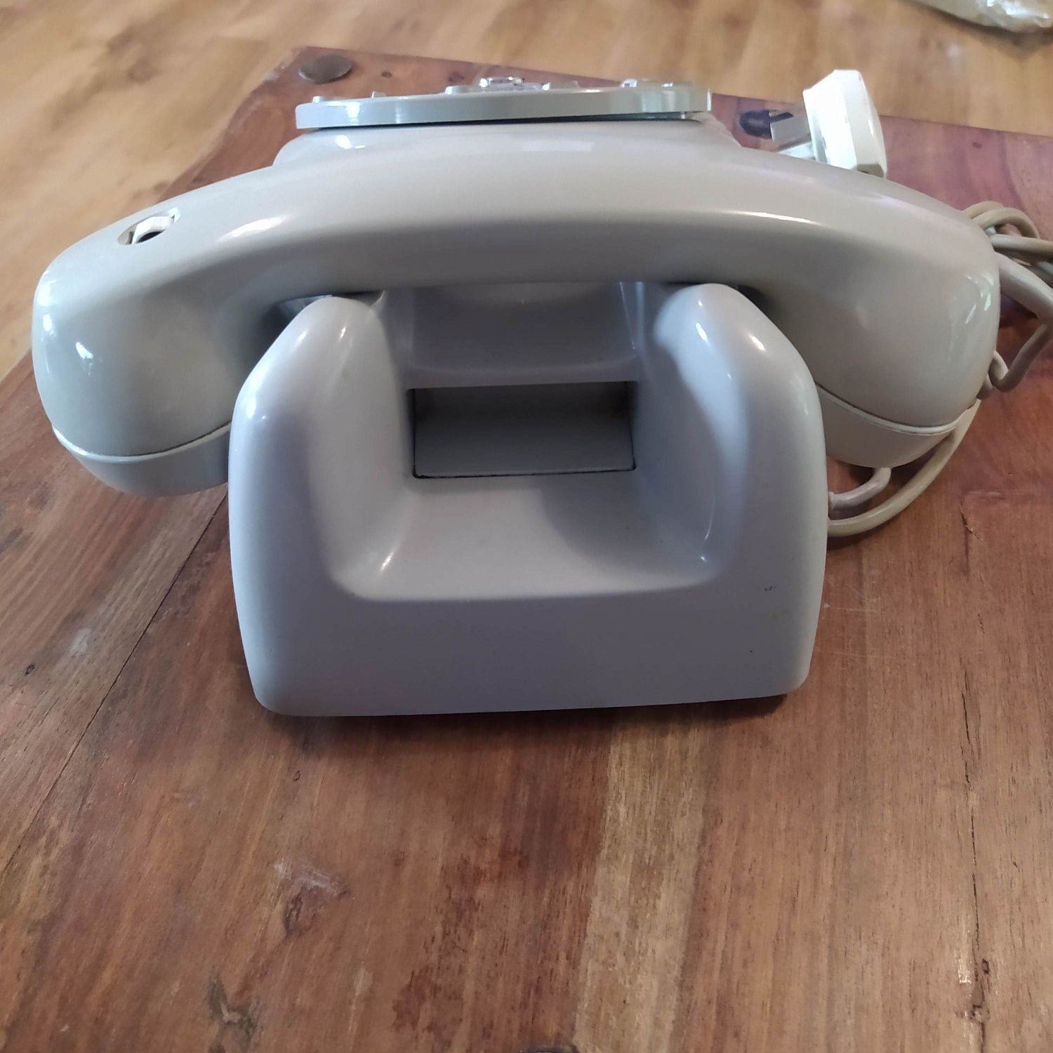 Stary telefon stacjonarny. Vintage.