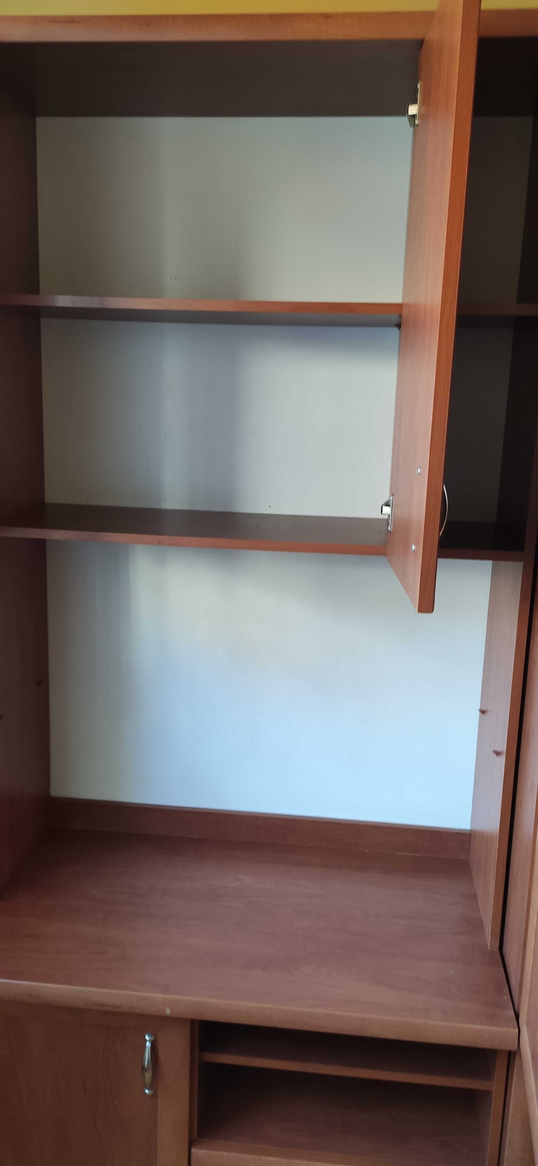 Meblościanka 4 cz.z możliwością dowolnego ustawiania każdego elementu.