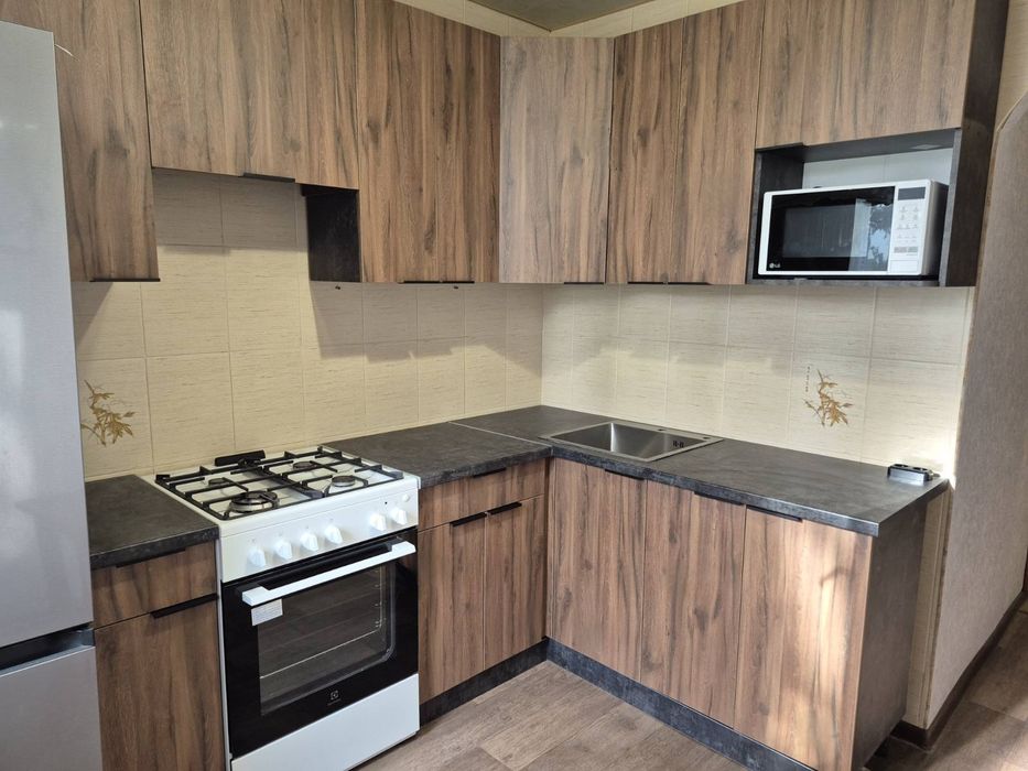 При замовленні кухні стільниця в подарунок