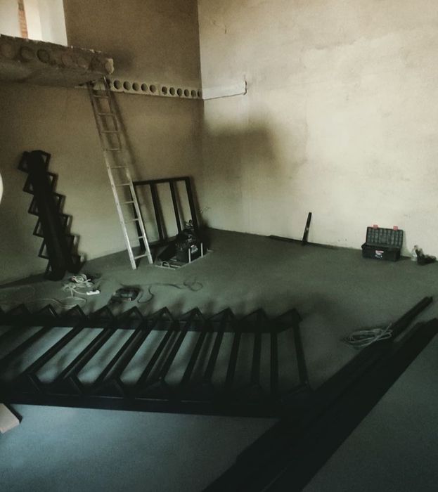 Сходи з поворотом 90°