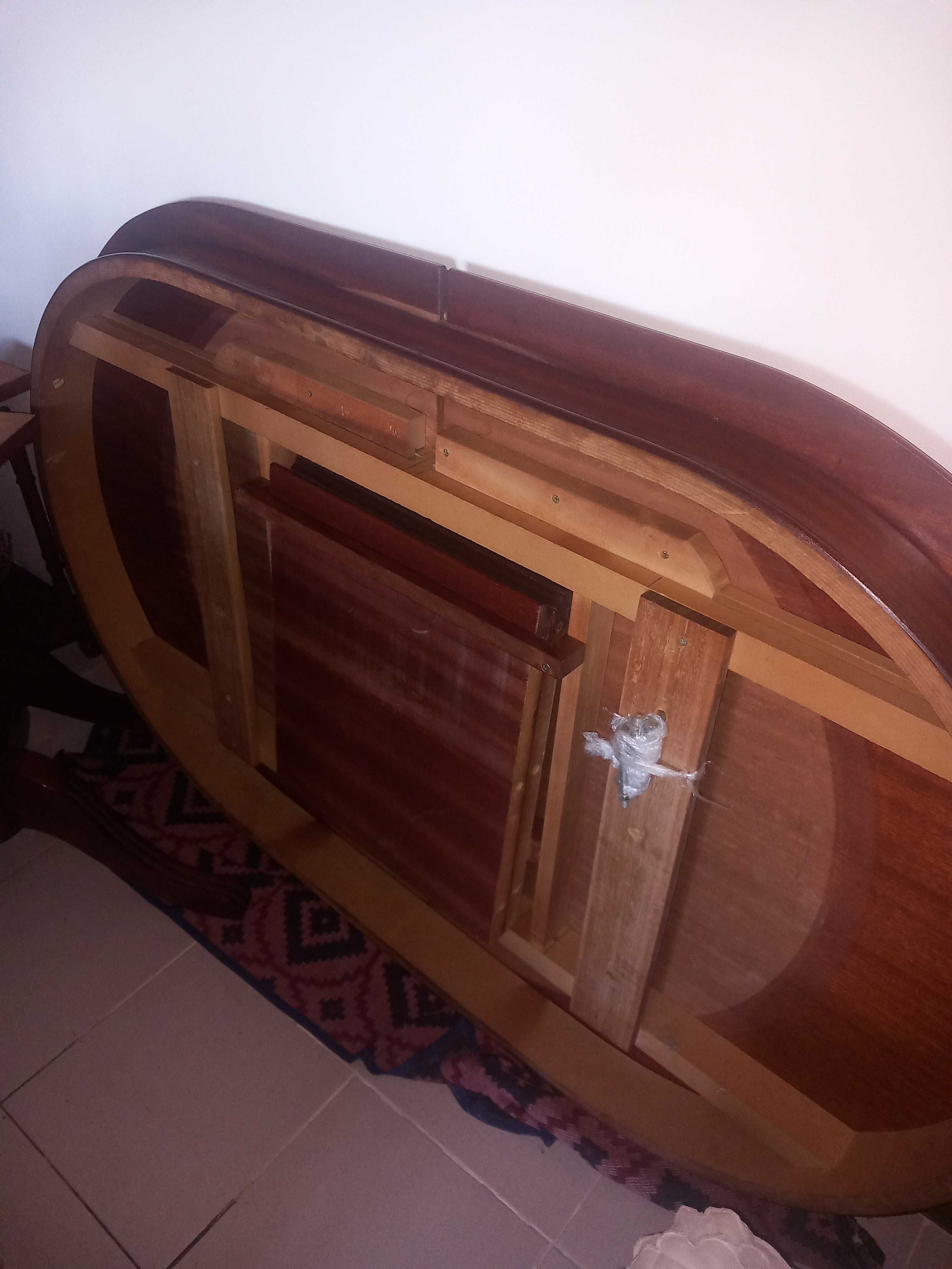 Mesa de sala em madeira