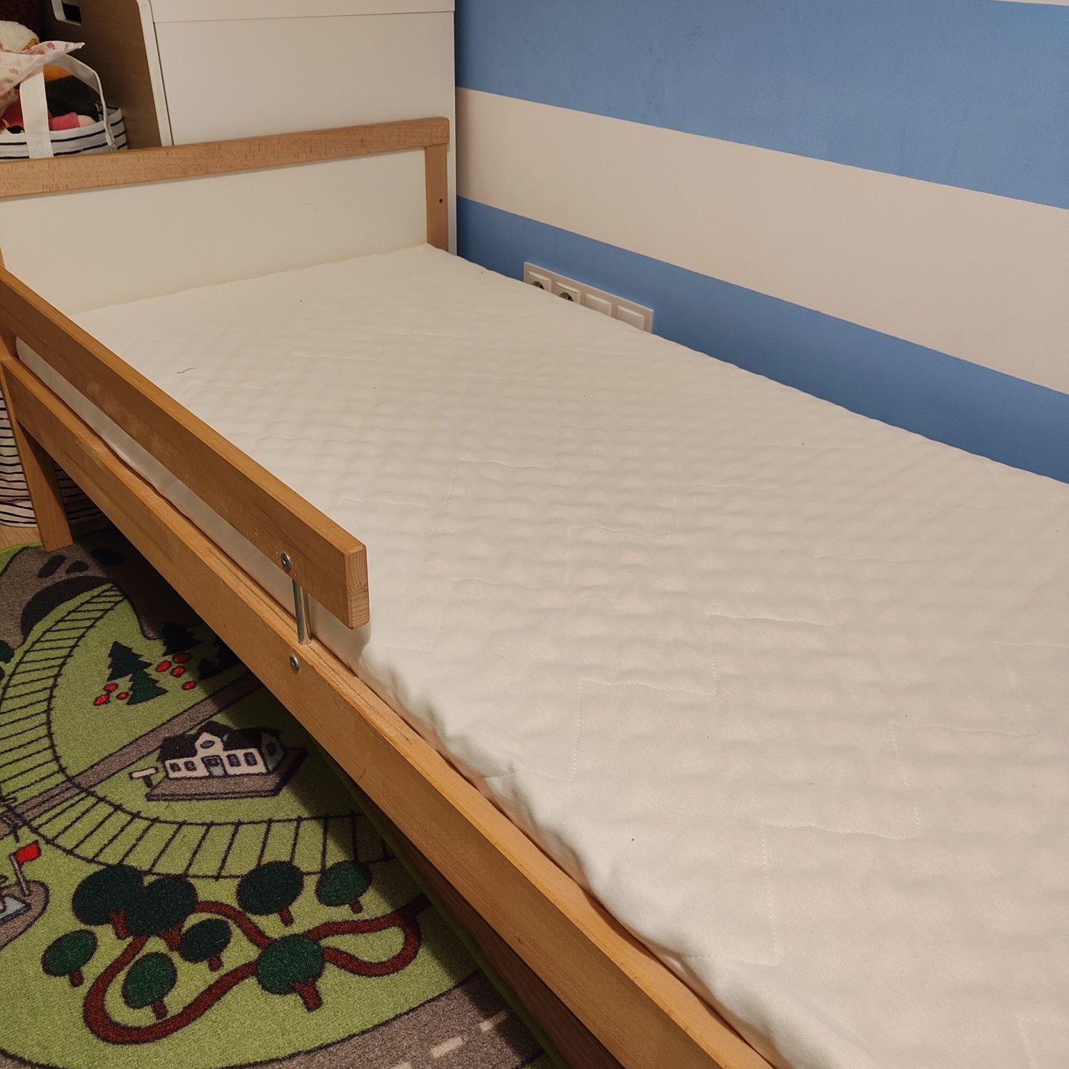 Łóżko dziecięce, stan idealny z materacem 160x70