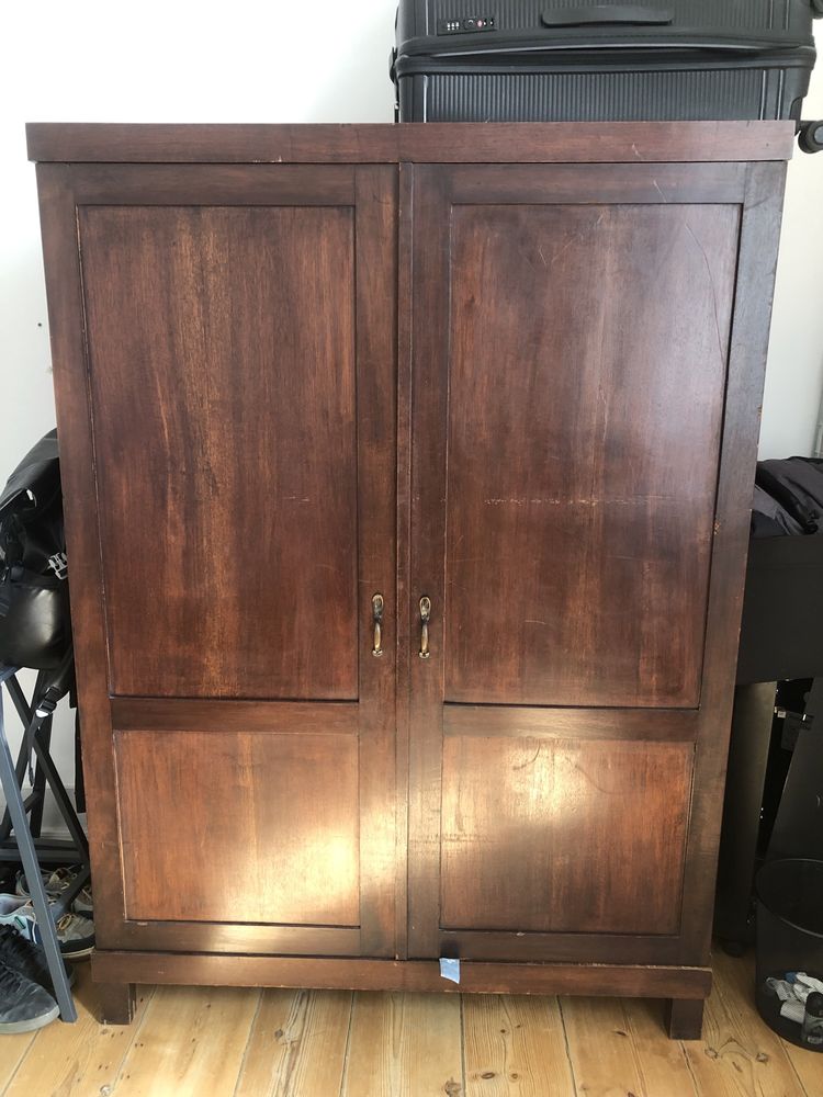 Roupeiro/ armario madeira escura vintage olaio ?