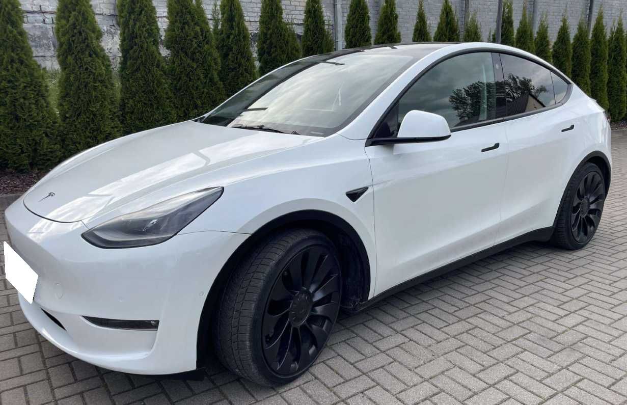 Tesla Model Y, 2022, 70 000