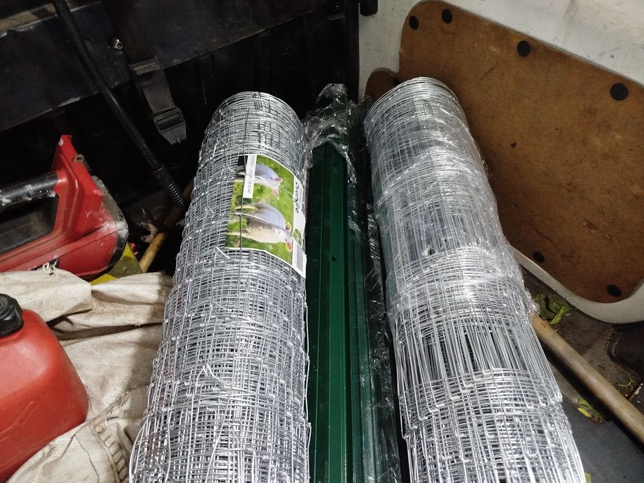 Instalação de vedação em terrenos, postes em T, ferro verde