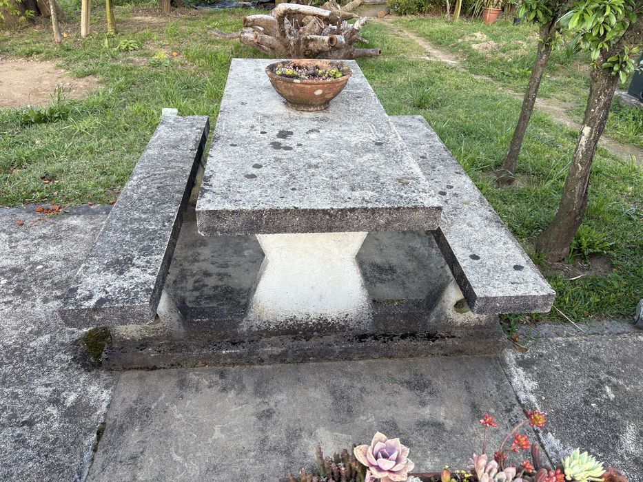 Mesa de jardim em betão