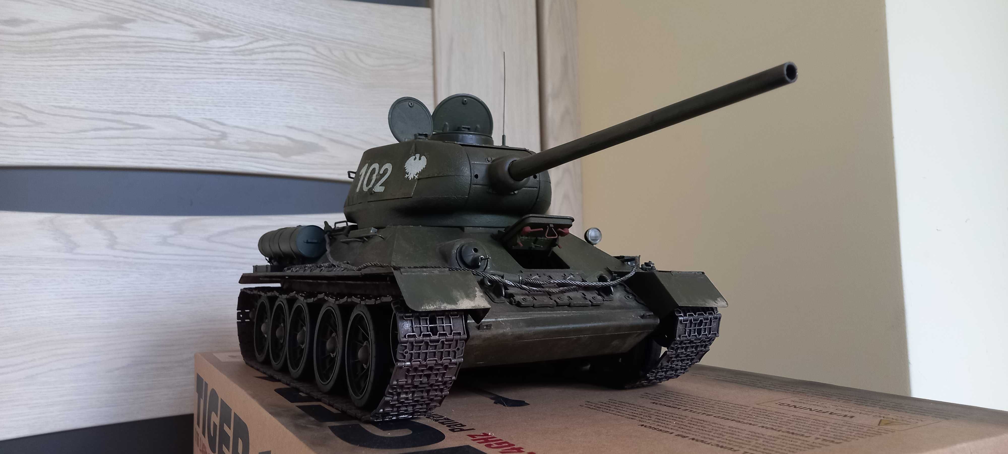 T 34/85 RUDY 102 1:16 z wnętrzem.