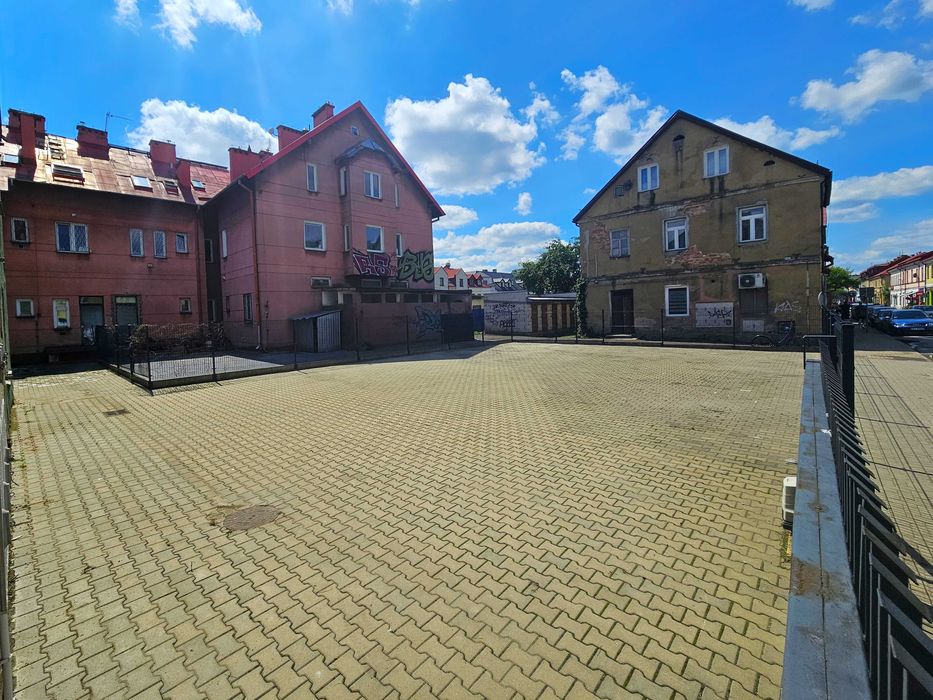 Miejsce postojowe na zamkniętym parkingu w centrum miasta