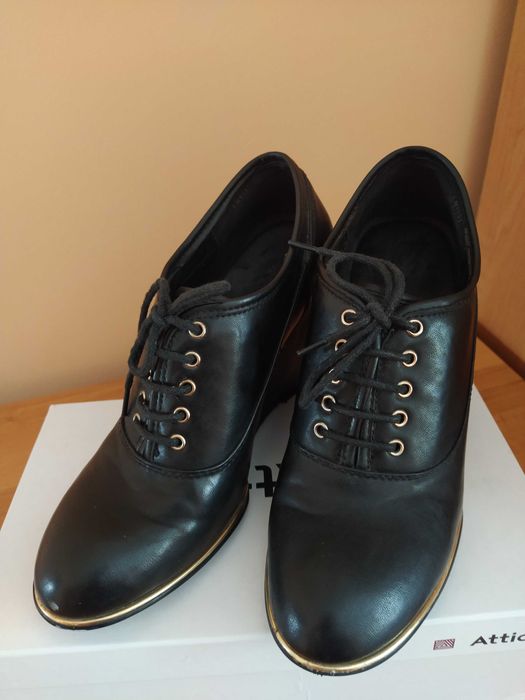 Шкіряні жіночі черевики на танкетці