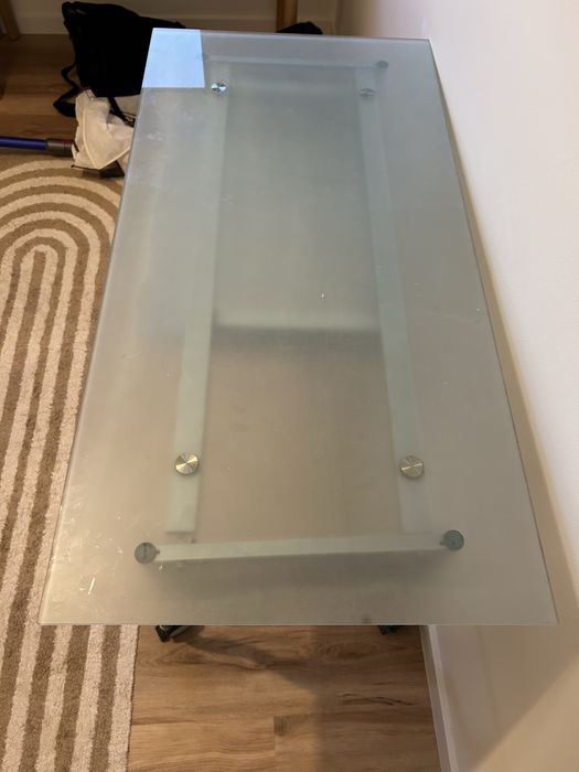 Mesa escritorio com rodas e tampo em vidro