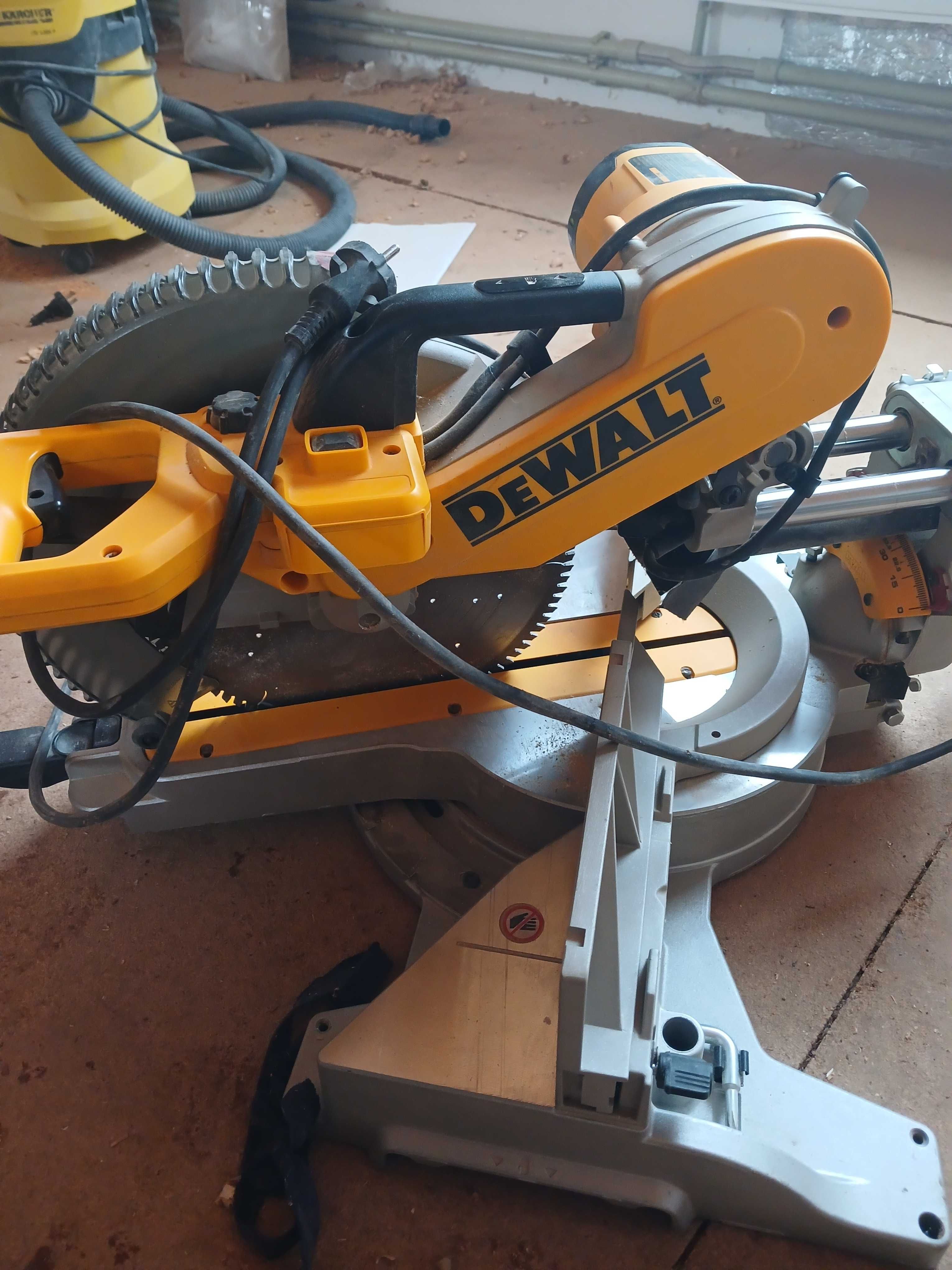 Пила настольная сетевая DeWALT DWS780