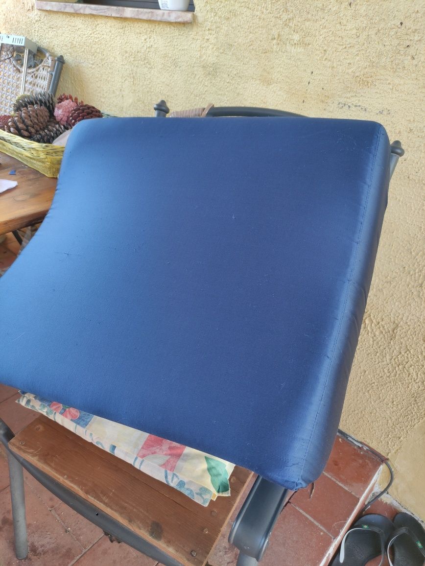 Sofa azul lindo.
