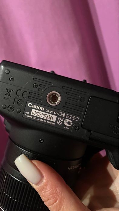 Продам фотоаппарат canon eos 1000d kit (18-55 mm)