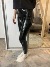 Latexowe legginsy