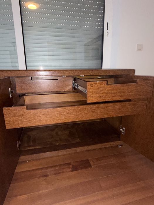 Móvel grande de madeira