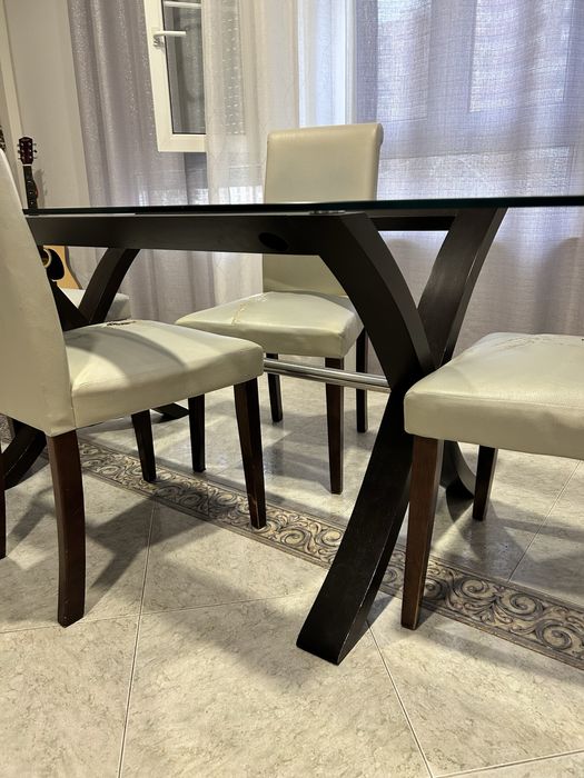 Mesa de sala com 4 cadeiras