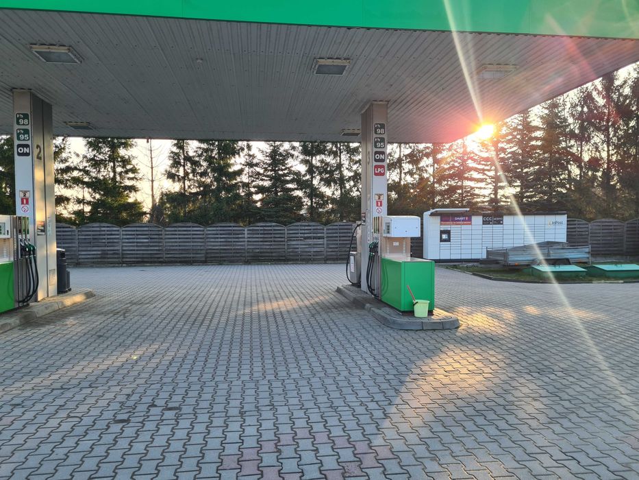 Stacja paliw z Paczkomatem i wypożyczalnią przyczep