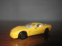 Carrinho de brincar amarelo com fundo branco - Chevrolet 1999 Corvette