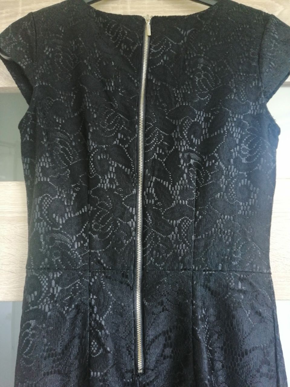 Czarna sukienka ołówkowa koronka Reserved, rozmiar S