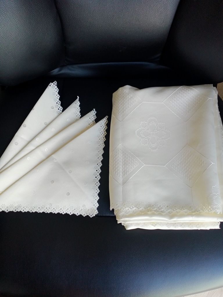 Obrus kremowy duży + 4 serwety