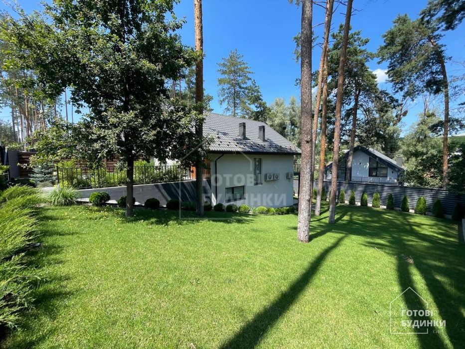 Сучасний будинок серед соснового лісу в КМ Нова Ходосівка