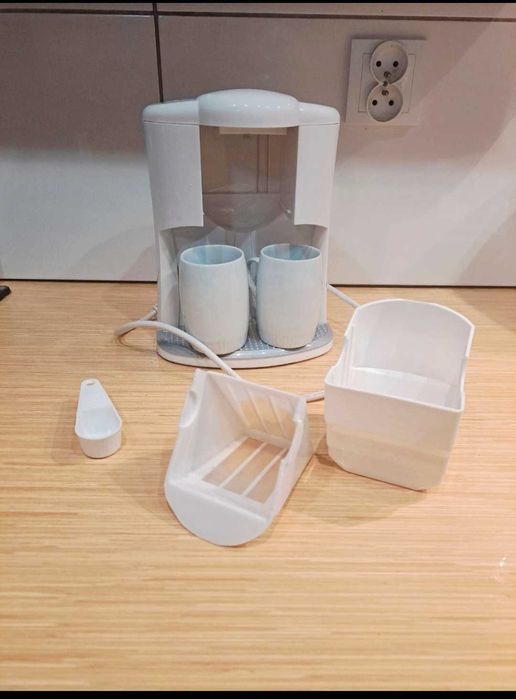 Ekspres do kawy z zestawem filiżanek