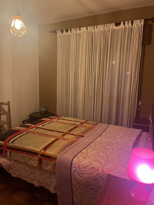 Alugo quarto cama de casal