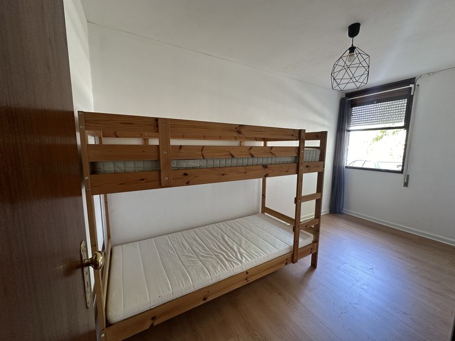 Aluga-se quarto partilhado com acesso à casa toda