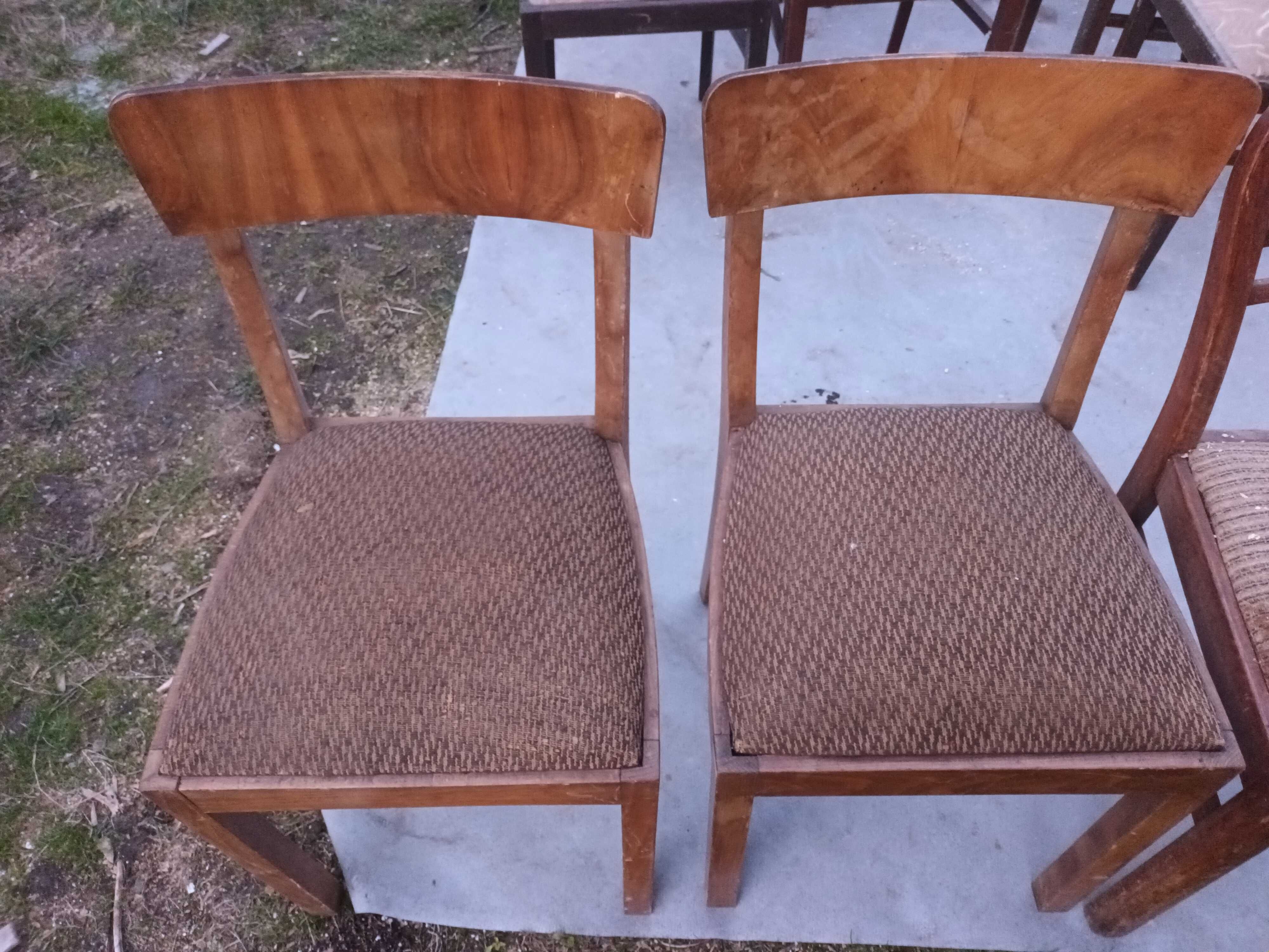Stare krzesla drewniane