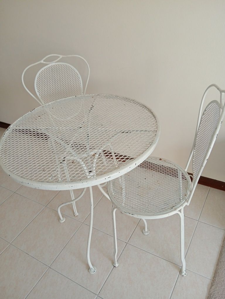 Mesinha para varanda com duas cadeiras