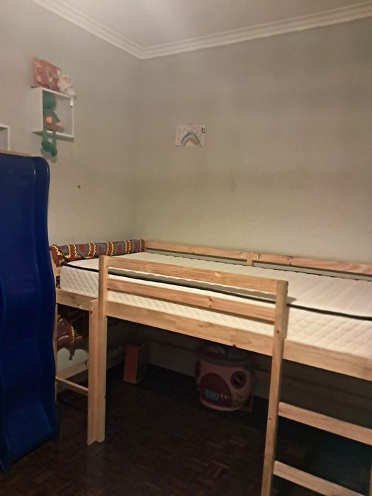 Cama alta com escorrega