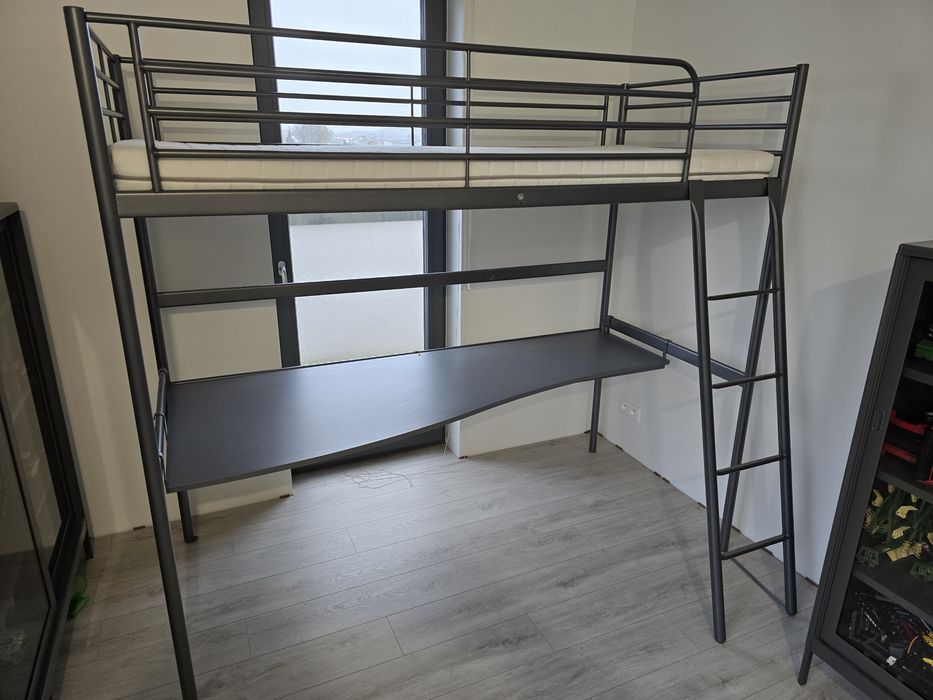 Łóżko piętrowe IKEA Svarta + biurko + materac stan BDB