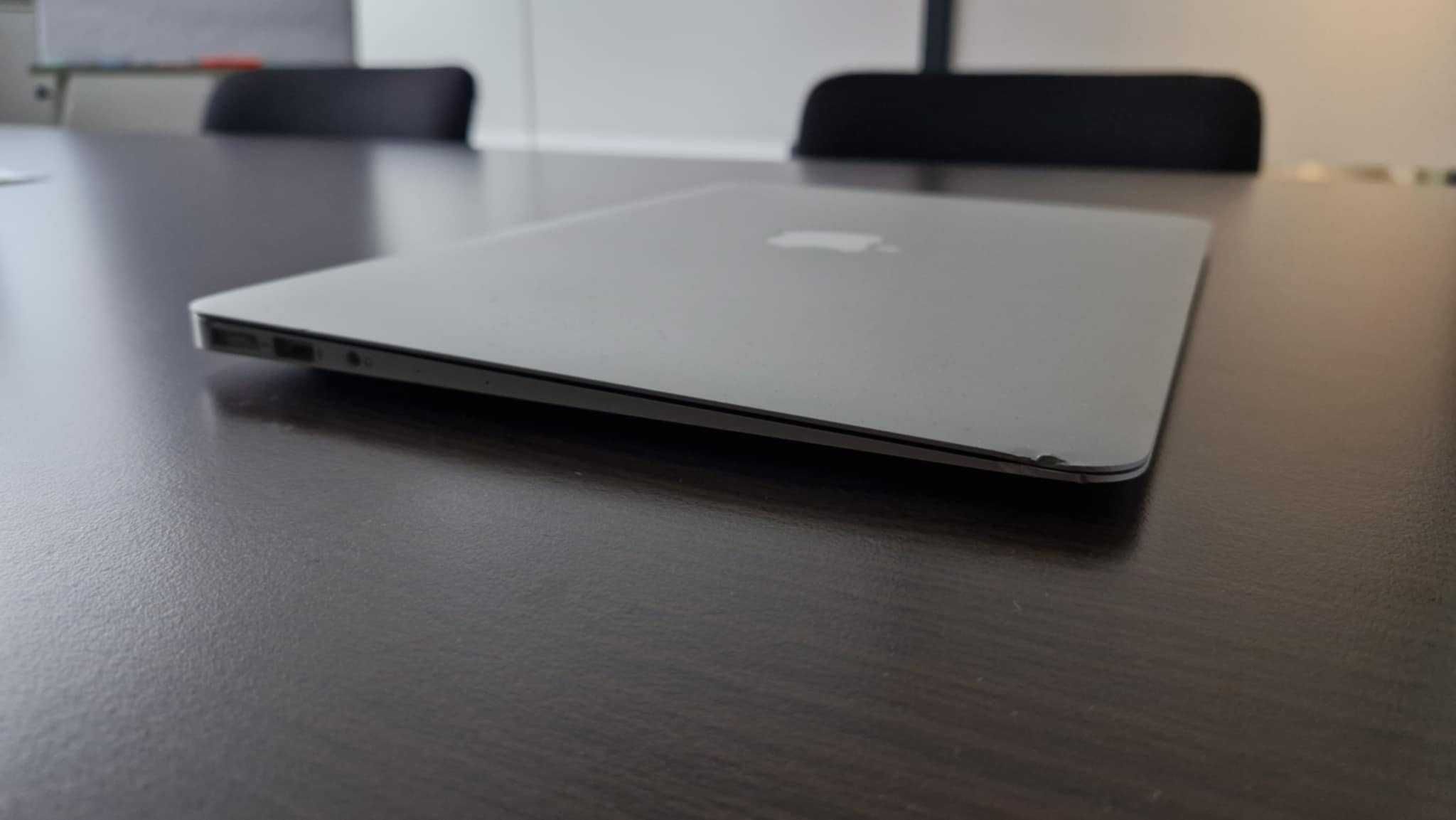 MacBook Air A1466 + zasilacz | 400 zł netto | Faktura VAT