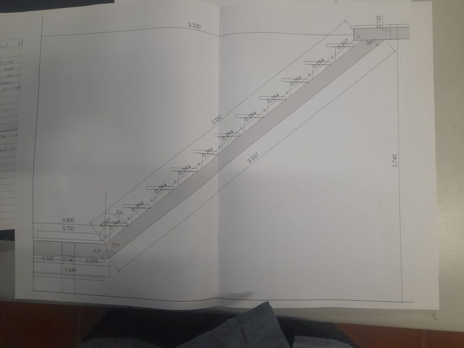 Escada de ferro para interior, ainda se encontra no serralheiro