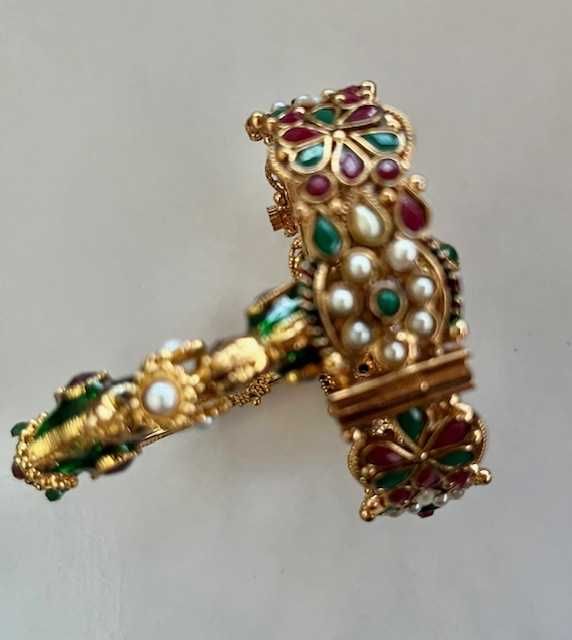 Duas pulseiras indianas em primoroso trabalho.