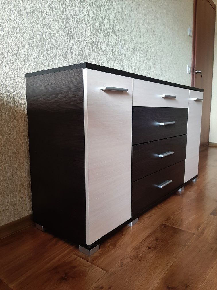 Комод на 4 шухляди та 2 двері