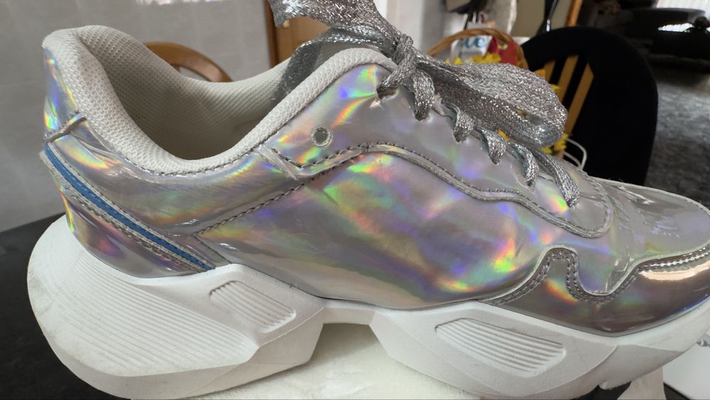 Sapatilhas prateadas, tamanho 38.