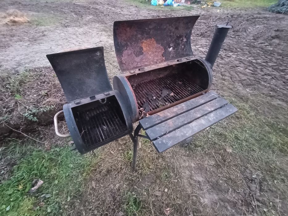 Duży grill z wedzarnią