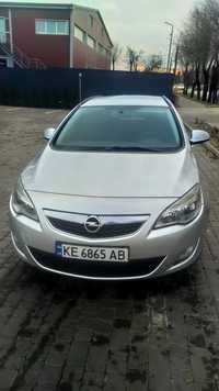 Продам Opel Astra J  2011 года 1.7 дизель