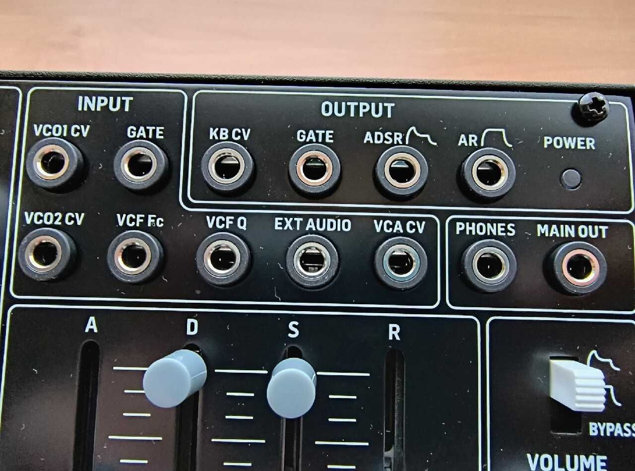 Syntezator Behringer CAT
